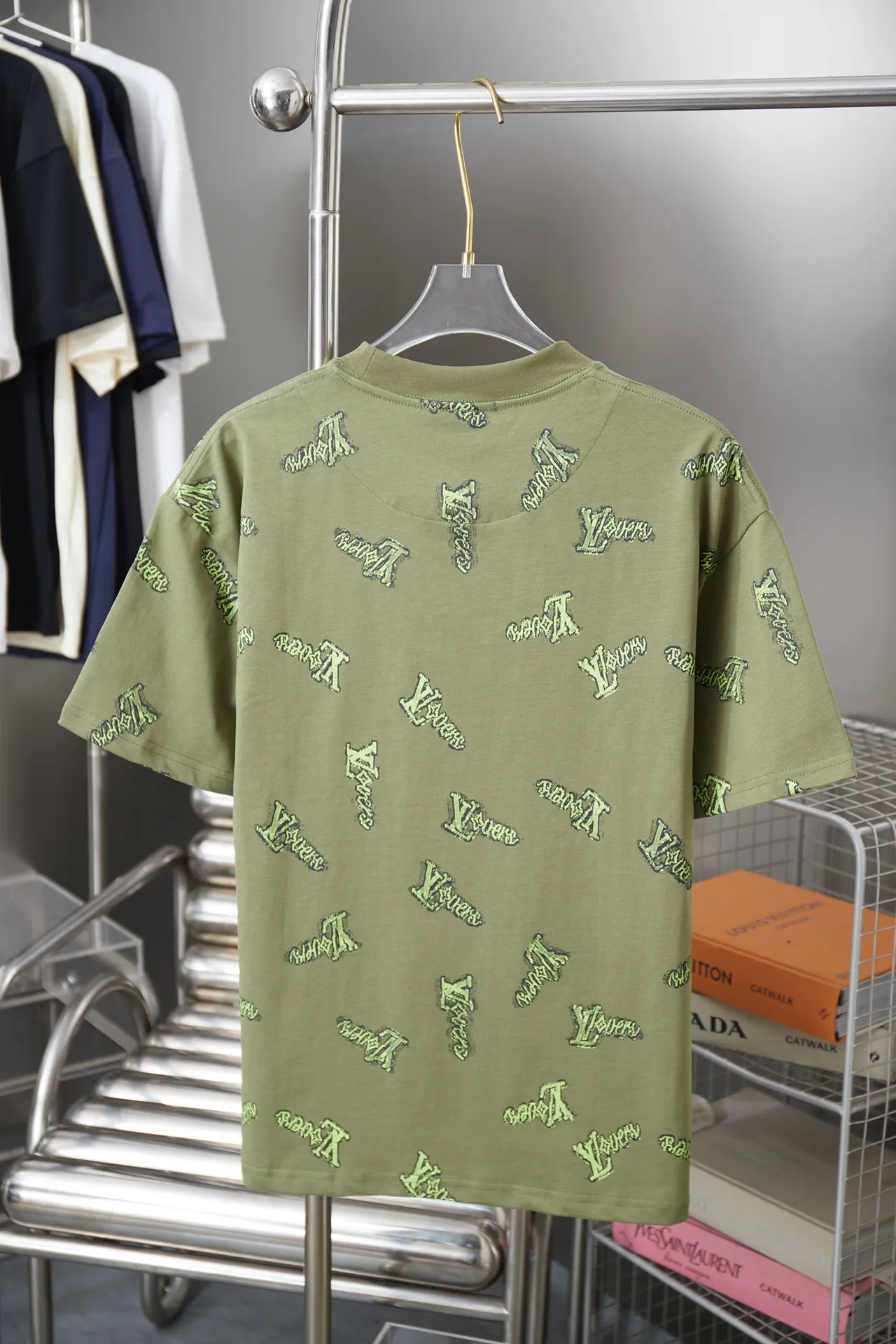 🅿️190 1V 25SS early spring new model Digitally printed letter short sleeves Light luxury essential item for daily commuting for men and women Correct version Welcome to compare Detailed features · 320g 100% pure cotton double yarn jersey fabric · Special thickened 32 pieces of double-strand 1X1 thread in the same cylinder custom dyeing · Positioned digital green LV letter logo printing · Double needle stitching and cross-stitching technology · Original main mark, washed tag, brand moisture-proof paper packaging Color: black/white/green Size: S/M/L/XL